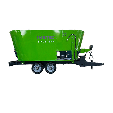 Прицепной вертикальный кормосмеситель 