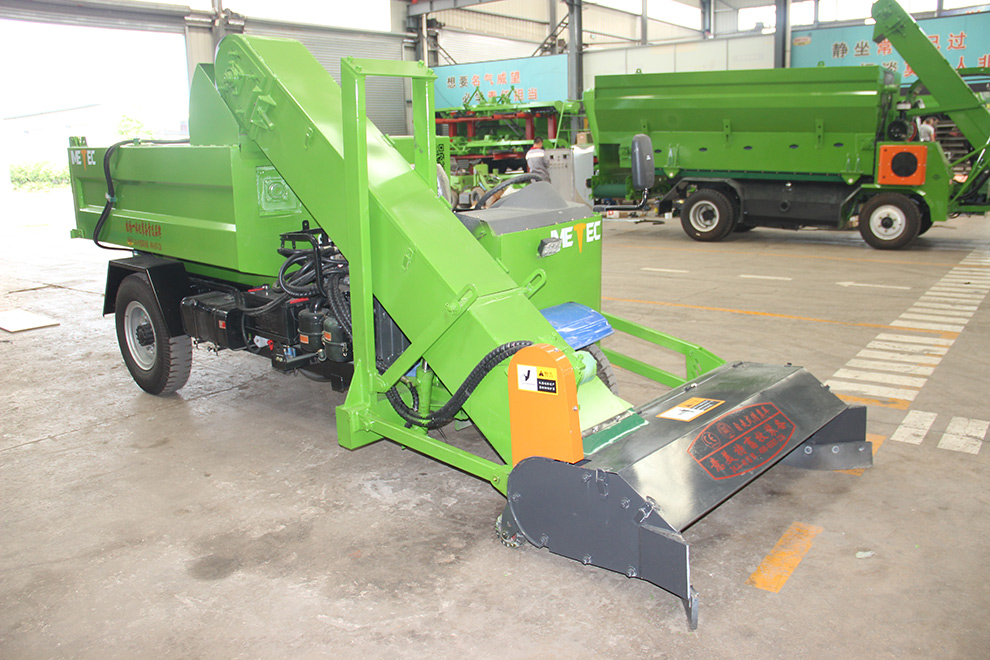 Self-propelled manure truck